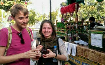 گردشگران فرانسوی در ایستگاه صلواتی! + عکس