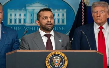 حمایت ترامپ از مدیر جنجالی FBI در سایه افشاگری‌های تکان‌دهنده