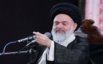 امام جمعه قم: برخی در داخل نسخه پیچیده و به دشمن چراغ سبز نشان می‌دهند