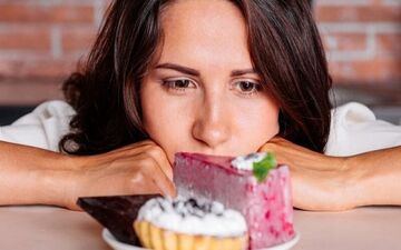 قصد زودتر پیر شدن دارید؟ این غذاها را بخورید