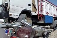برخورد تریلی با موتورسیکلت در ایرانشهر ۲ فوتی بر جای گذاشت