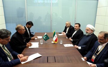  روحانی در دیدار رئیس جمهور پاکستان: مشکلات و مسائل منطقه راه حلی جز مذاکره و گفت‌وگو ندارد 