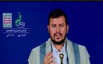 رهبر انصارالله: عربستان که حریم هوایی یمن را بسته، آن را به روی «بنت» باز کرد