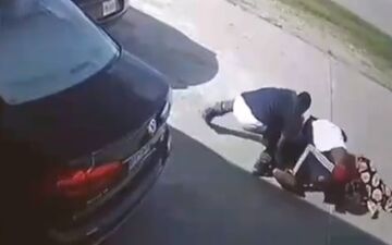مقاومت سرسختانه یک زن در مقابل سارقان کیفش!+فیلم