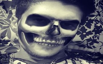 پسر جوان با عمل جراحی خود را به شکل مرده درآورد! +فیلم