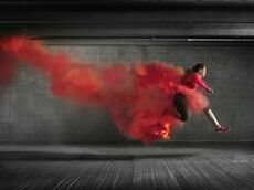 روان‌شناسی رنگ قرمز؛ چرا این رنگ می‌تواند احساسات و تصمیم‌های ما را تغییر دهد؟