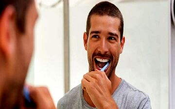 بعد از صبحانه باید مسواک بزنیم؟ | در چه زمان‌هایی نباید مسواک بزنیم؟




