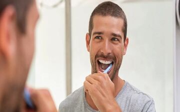 بعد از صبحانه باید مسواک بزنیم؟ | در چه زمان‌هایی نباید مسواک بزنیم؟



