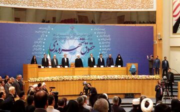 روحانی: وزیران، معاونان و مسئولان گزارش حقوق شهروندی را به مردم ارائه کنند