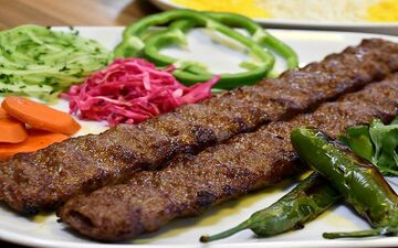 کباب کوبیده به سبک جدید: طعمی متفاوت و لذتی بی‌نظیر | فیلم