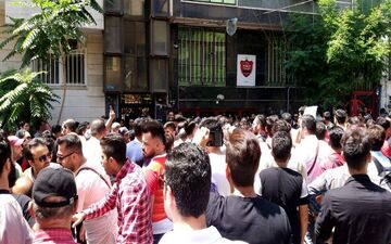 اعتراضات به روز سوم کشیده شد؛ شعار پرسپولیسی ها علیه عرب
