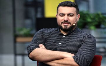  محسن کیایی ۴۳ ساله شد | جشن تولد محسن کیایی همراه با یک جفت کیک!
