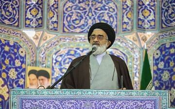 امام‌ جمعه قم: ارتش و سپاه کوچکترین حرکت دشمن را با پاسخی سخت و کوبنده می‌دهد