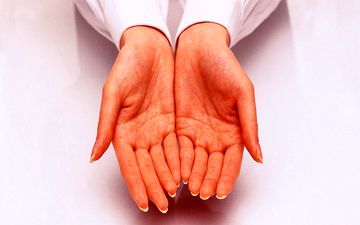 چطور از شر عرق کردن دست و پا خلاص شویم؟