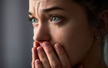 چرا گریه به تسکین احساسات منفی کمک می‌کند؟