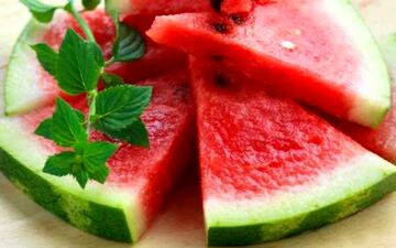 ۱۰ خاصیت که هندوانه را میوه محبوب شما می‌کند