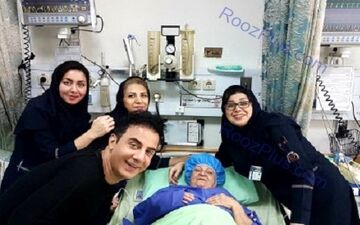 مجری معروف صداوسیما و پرستاران خانم بر بالین مادرش در بیمارستان/عکس