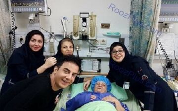 مجری معروف صداوسیما و پرستاران خانم بر بالین مادرش در بیمارستان/عکس