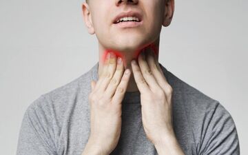 بعد از بیدار شدن از خواب چرا گلو درد داریم؟

