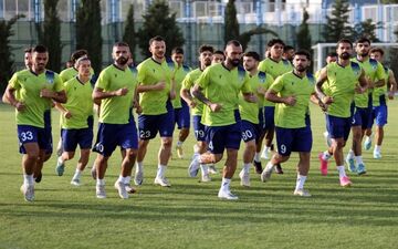 دردسر تازه برای استقلال؛ مربی آبی‌ها فعلا نمی‌تواند به ایران برگردد!
