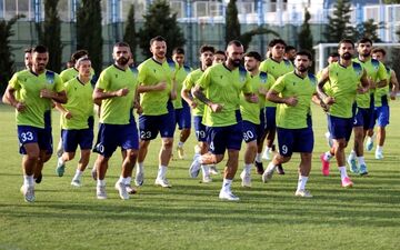 پیشکسوت استقلال: میلیاردها تومان در فوتبال هزینه می‌شود ولی نمی‌توانند VAR بیاورند/ حذف از آسیا ضربه شدیدی به استقلال زد 