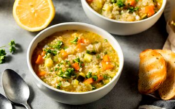 طرز تهیه سوپ برنج؛ پیش‌غذای خوشمزه و مقوی با سبزیجات تازه
