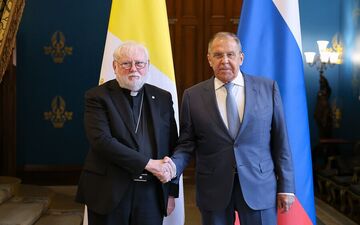 مقام واتیکان در مسکو: لزوم پایان جنگ اوکراین و انتقاد لاوروف