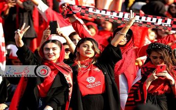 فیلم | ورود پرشور بانوان پرسپولیسی به ورزشگاه شهر قدس