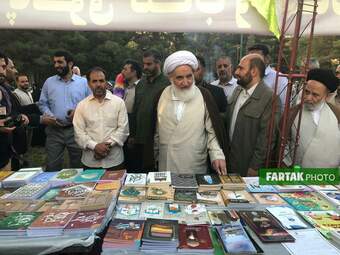 حضور آیت الله علما در رواق رضوی و بازدید از غرفه ها به روایت تصویر