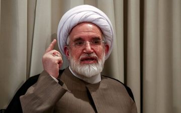 عکسی از مهدی کروبی در حال رأی دادن/ همه باید تلاش کنیم ایران را نجات دهیم