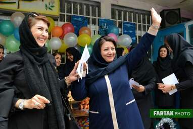 پاسداشت روزمعلم در دبستان غیر انتفاعی مفید و تجلیل از دانش‌آموزان برتر  ناحیه سه کرمانشاه 
