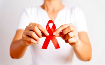 آیا ابتلا به HIV به منزله درگیر شدن به بیماری ایدز است؟