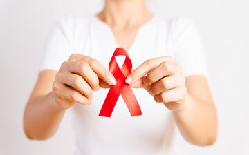 آیا ابتلا به HIV به منزله درگیر شدن به بیماری ایدز است؟