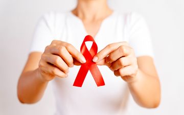آیا ابتلا به HIV به منزله درگیر شدن به بیماری ایدز است؟