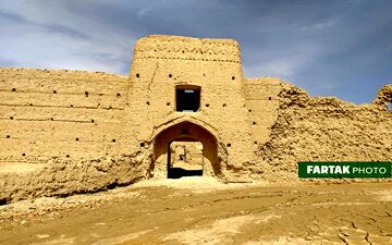 اختصاصی / قلعه تاریخی جهان آباد سرخه در سیطره قاچاقچیان + فیلم