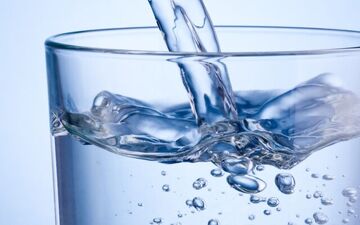 
از اثرات نوشیدن آب ولرم بر سلامتی باخبرید؟

