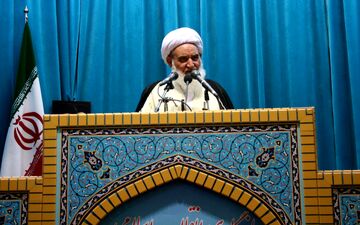 امام جمعه کرمانشاه: سپاه با توزیع بسته‌های معیشتی باری از دوش مردم برداشت
