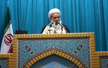 امام جمعه کرمانشاه: سپاه با توزیع بسته‌های معیشتی باری از دوش مردم برداشت

