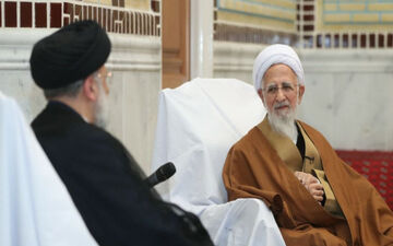 توئیت های مشفقانه «آیت الله» به دولت رئیسی/ جاده ای که رئیسی در آن ایستاده،احمدی نژاد در انتهای آن است
