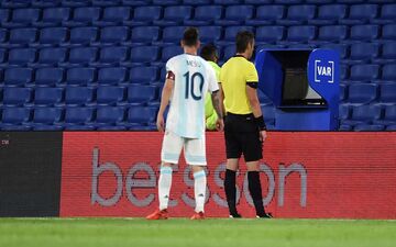 انتقاد اسکالونی از مردود شدن گل مسی توسط VAR 