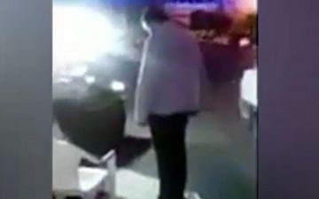 نماز خواندن دستفروش کنار بساطش +فیلم 