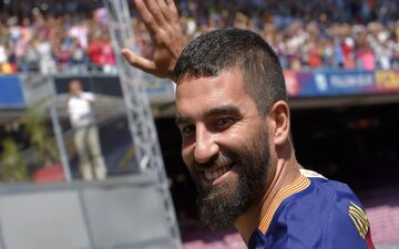 سیگار کشیدن آردا توران روی سکوها پس از اخراج! + ویدئو