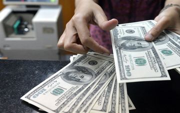  قیمت خرید دلار در بانک‌ها امروز ۹۸/۰۵/۰۵| کاهش قیمت ۳ ارز اصلی