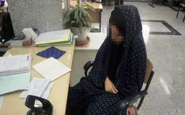 طنازی شیطانی زن جوان برای رانند‌گان سست اراد‌ه