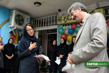 پاسداشت روزمعلم در دبستان غیر انتفاعی مفید و تجلیل از دانش‌آموزان برتر  ناحیه سه کرمانشاه 