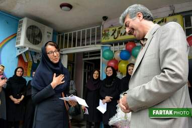 پاسداشت روزمعلم در دبستان غیر انتفاعی مفید و تجلیل از دانش‌آموزان برتر  ناحیه سه کرمانشاه 