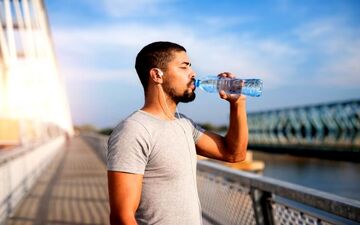 چطور با نوشیدن آب وزن کم کنیم؟