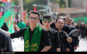 اصفهان / منزل به منزل به یاد شهدای جبهه‌ها در عاشورای حسینی