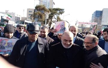  حضور فرمانده کل سپاه در جمع راهپیمایان