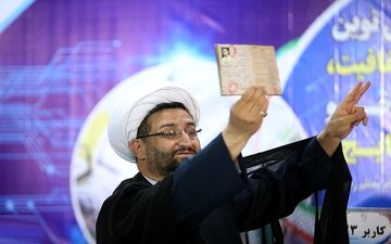 فومنی:من یک شخصیت سیاسی هستم/موضوع حمل سلاح را تکذیب می کنم 